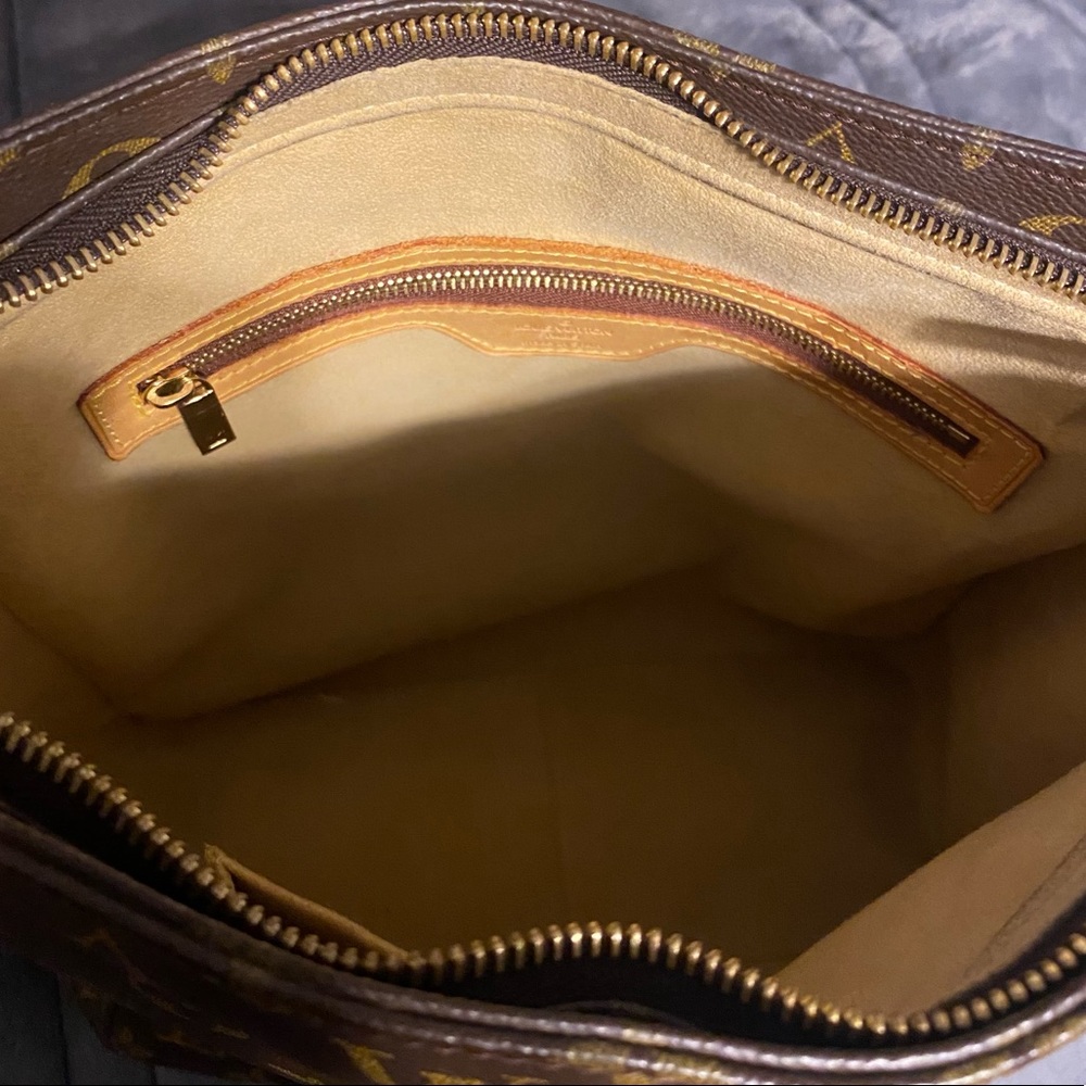 Authentic Louis Vuitton purse. Very gently used. Comes with dust cover - Picture 7 of 10
